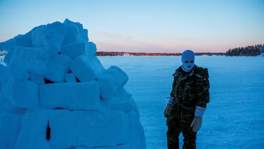 Para anggota Grup Brigade Kanada ke-41, sebagai bagian dari Gugus Tugas Grizzly, berpatroli menggunakan ski saat Angkatan Bersenjata Kanada dikerahkan untuk 