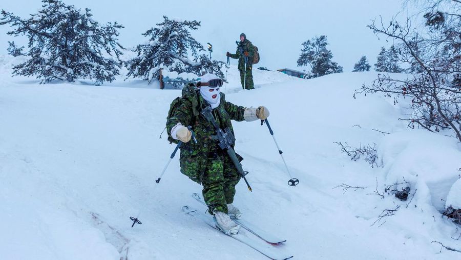 Para anggota Grup Brigade Kanada ke-41, sebagai bagian dari Gugus Tugas Grizzly, berpatroli menggunakan ski saat Angkatan Bersenjata Kanada dikerahkan untuk 