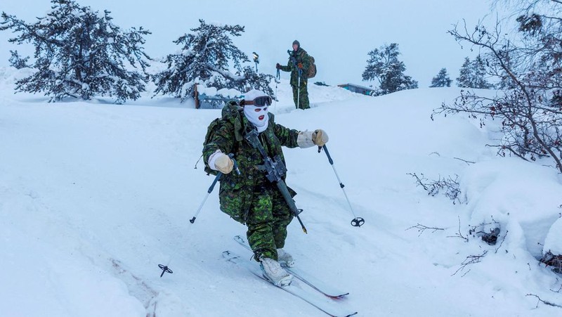 Para anggota Grup Brigade Kanada ke-41, sebagai bagian dari Gugus Tugas Grizzly, berpatroli menggunakan ski saat Angkatan Bersenjata Kanada dikerahkan untuk 