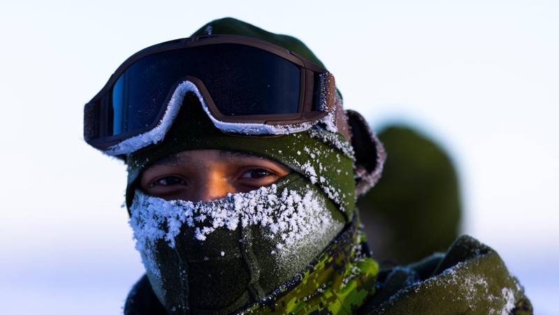 Para anggota Grup Brigade Kanada ke-41, sebagai bagian dari Gugus Tugas Grizzly, berpatroli menggunakan ski saat Angkatan Bersenjata Kanada dikerahkan untuk 
