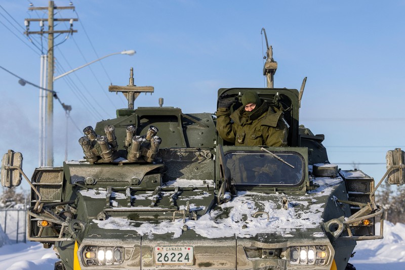 Para anggota Grup Brigade Kanada ke-41, sebagai bagian dari Gugus Tugas Grizzly, berpatroli menggunakan ski saat Angkatan Bersenjata Kanada dikerahkan untuk