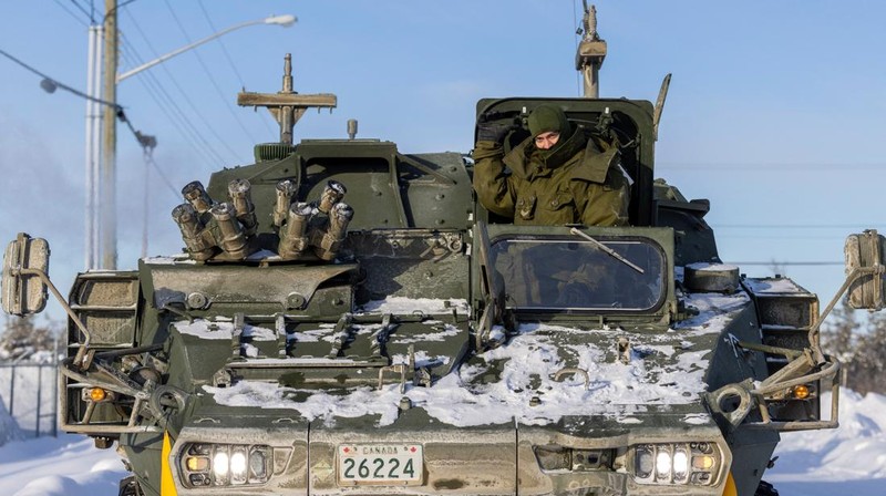 Para anggota Grup Brigade Kanada ke-41, sebagai bagian dari Gugus Tugas Grizzly, berpatroli menggunakan ski saat Angkatan Bersenjata Kanada dikerahkan untuk 