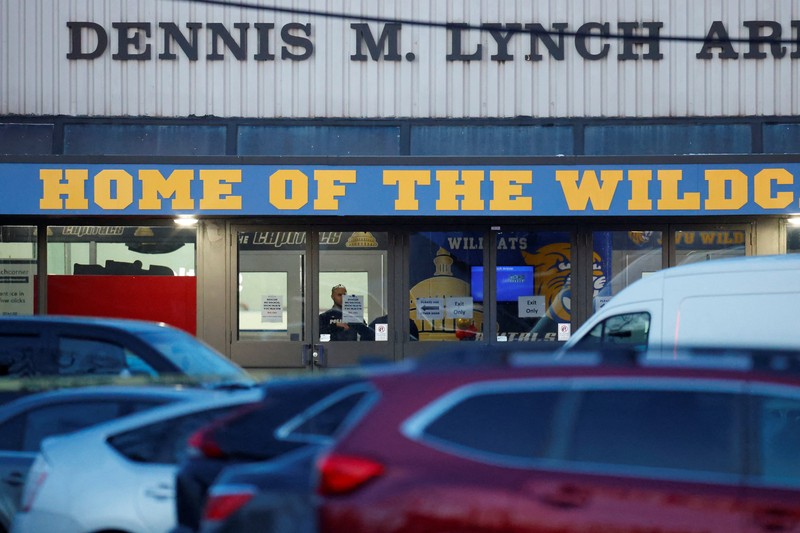 Dalam foto drone, terlihat polisi dan kendaraan darurat terlihat di luar Dennis M Lynch Arena, sebuah arena seluncur es dalam ruangan, setelah terjadi penembakan di Pawtucket, Rhode Island, AS, pada 16 Februari 2026. (REUTERS/CJ Gunther)