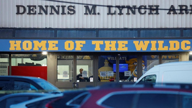 Dalam foto drone, terlihat polisi dan kendaraan darurat terlihat di luar Dennis M Lynch Arena, sebuah arena seluncur es dalam ruangan, setelah terjadi penembakan di Pawtucket, Rhode Island, AS, pada 16 Februari 2026. (REUTERS/CJ Gunther)