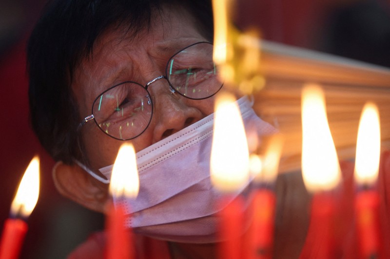 Para jamaah berdoa pada malam Tahun Baru Imlek, Tahun Kuda, di kuil Boen San Bio di Tangerang, pinggiran Jakarta, Indonesia, 16 Februari 2026. (REUTERS/Ajeng Dinar Ulfiana)