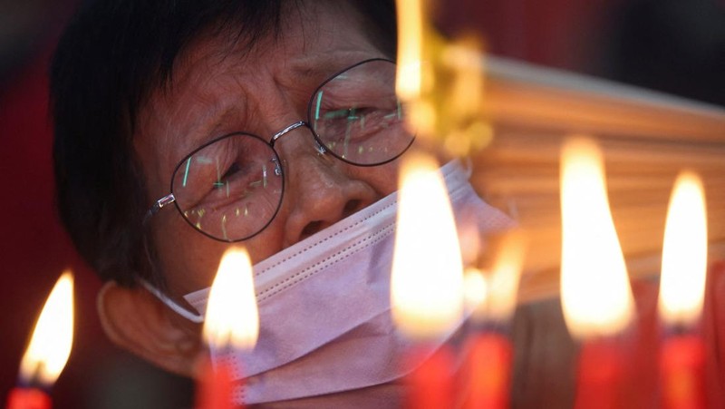 Para jamaah berdoa pada malam Tahun Baru Imlek, Tahun Kuda, di kuil Boen San Bio di Tangerang, pinggiran Jakarta, Indonesia, 16 Februari 2026. (REUTERS/Ajeng Dinar Ulfiana)