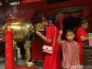 Kala Umat Bakar Uang Emas untuk Dewa Bumi