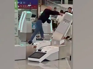 Turis Inggris Ngamuk di Bandara Hong Kong, Mesin Self Check-in Diacak-acak