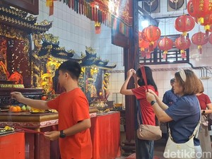 Puluhan Umat Rayakan Imlek di Kelenteng Tertua di Mataram