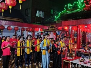 Suasana Khidmat Malam Perayaan Imlek di Kelenteng Hok Tek Bio Ciamis