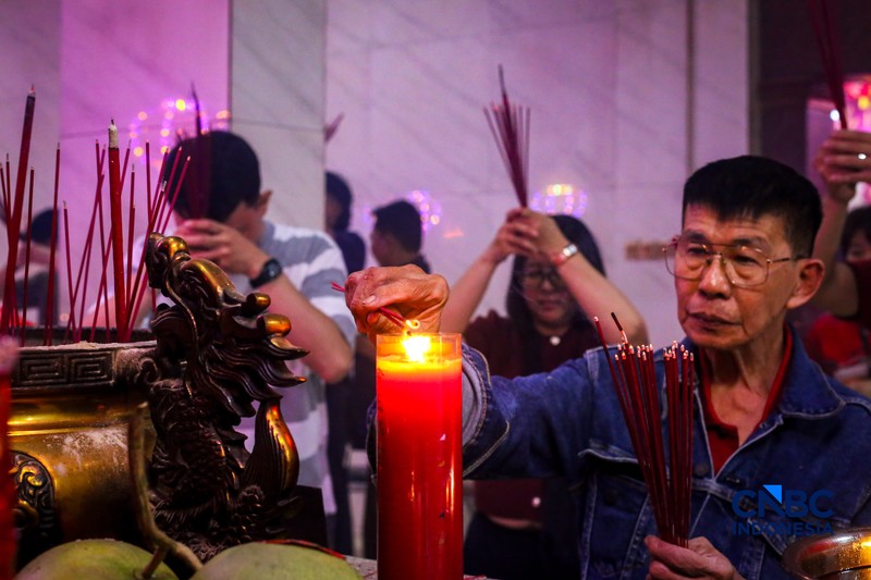Warga keturunan Tionghoa melakukan prosesi sembahyang di Kelenteng Hok Lay Kiong, Kota Bekasi, Jawa Barat, Senin (16/2/2026), menjelang perayaan Tahun Baru Imlek. (CNBC Indonesia/Tias Budiarto)