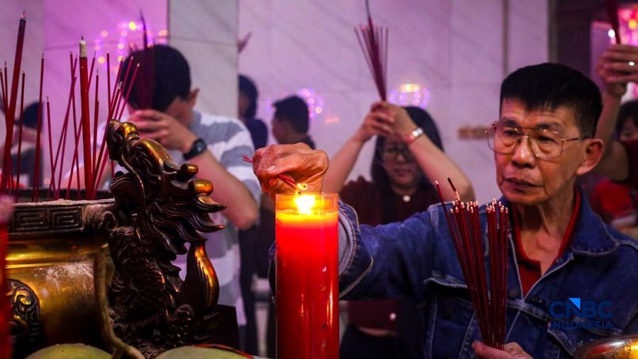 Warga keturunan Tionghoa melakukan prosesi sembahyang di Kelenteng Hok Lay Kiong, Kota Bekasi, Jawa Barat, Senin (16/2/2026), menjelang perayaan Tahun Baru Imlek. (CNBC Indonesia/Tias Budiarto)