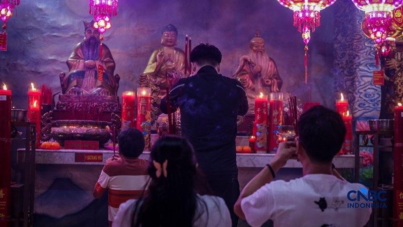 Warga keturunan Tionghoa melakukan prosesi sembahyang di Kelenteng Hok Lay Kiong, Kota Bekasi, Jawa Barat, Senin (16/2/2026), menjelang perayaan Tahun Baru Imlek. (CNBC Indonesia/Tias Budiarto)