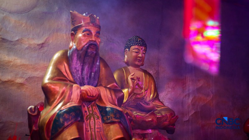 Warga keturunan Tionghoa melakukan prosesi sembahyang di Kelenteng Hok Lay Kiong, Kota Bekasi, Jawa Barat, Senin (16/2/2026), menjelang perayaan Tahun Baru Imlek. (CNBC Indonesia/Tias Budiarto)