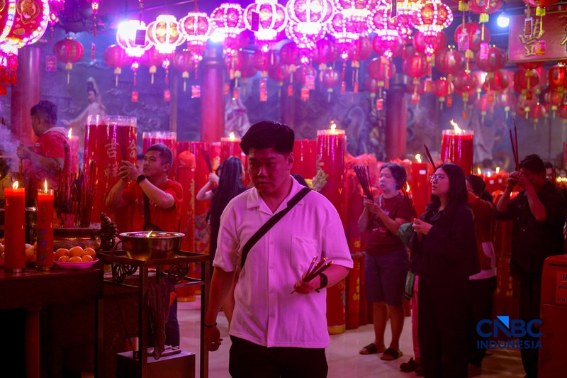 Warga keturunan Tionghoa melakukan prosesi sembahyang di Kelenteng Hok Lay Kiong, Kota Bekasi, Jawa Barat, Senin (16/2/2026), menjelang perayaan Tahun Baru Imlek. (CNBC Indonesia/Tias Budiarto)
