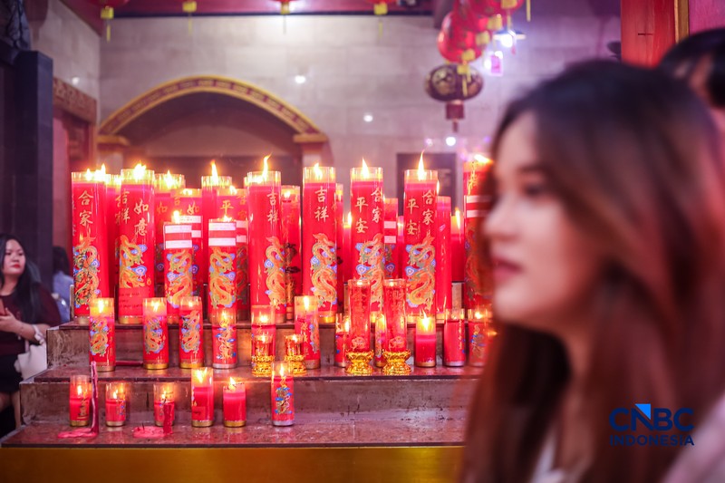Warga keturunan Tionghoa melakukan prosesi sembahyang di Kelenteng Hok Lay Kiong, Kota Bekasi, Jawa Barat, Senin (16/2/2026), menjelang perayaan Tahun Baru Imlek. (CNBC Indonesia/Tias Budiarto)