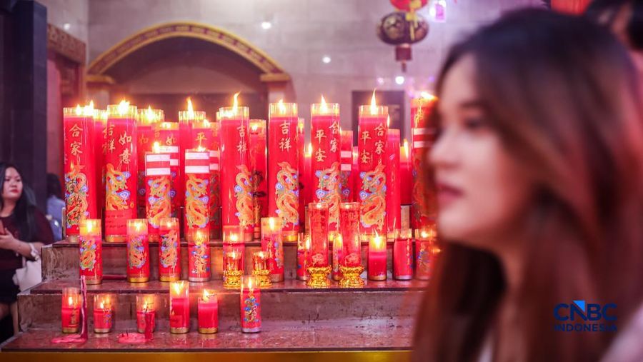 Warga keturunan Tionghoa melakukan prosesi sembahyang di Kelenteng Hok Lay Kiong, Kota Bekasi, Jawa Barat, Senin (16/2/2026), menjelang perayaan Tahun Baru Imlek. (CNBC Indonesia/Tias Budiarto)