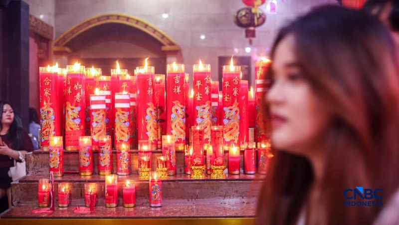 Warga keturunan Tionghoa melakukan prosesi sembahyang di Kelenteng Hok Lay Kiong, Kota Bekasi, Jawa Barat, Senin (16/2/2026), menjelang perayaan Tahun Baru Imlek. (CNBC Indonesia/Tias Budiarto)