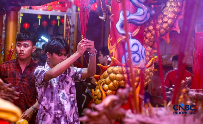 Warga keturunan Tionghoa melakukan prosesi sembahyang di Kelenteng Hok Lay Kiong, Kota Bekasi, Jawa Barat, Senin (16/2/2026), menjelang perayaan Tahun Baru Imlek. (CNBC Indonesia/Tias Budiarto)