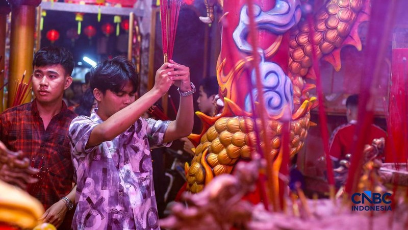 Warga keturunan Tionghoa melakukan prosesi sembahyang di Kelenteng Hok Lay Kiong, Kota Bekasi, Jawa Barat, Senin (16/2/2026), menjelang perayaan Tahun Baru Imlek. (CNBC Indonesia/Tias Budiarto)