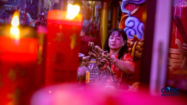 Potret Malam Imlek di Bekasi, Ribuan Jemaat Berdoa hingga Tengah Malam