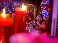 Potret Malam Imlek di Bekasi, Ribuan Jemaat Berdoa hingga Tengah Malam