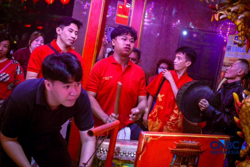 Warga keturunan Tionghoa melakukan prosesi sembahyang di Kelenteng Hok Lay Kiong, Kota Bekasi, Jawa Barat, Senin (16/2/2026), menjelang perayaan Tahun Baru Imlek. (CNBC Indonesia/Tias Budiarto)