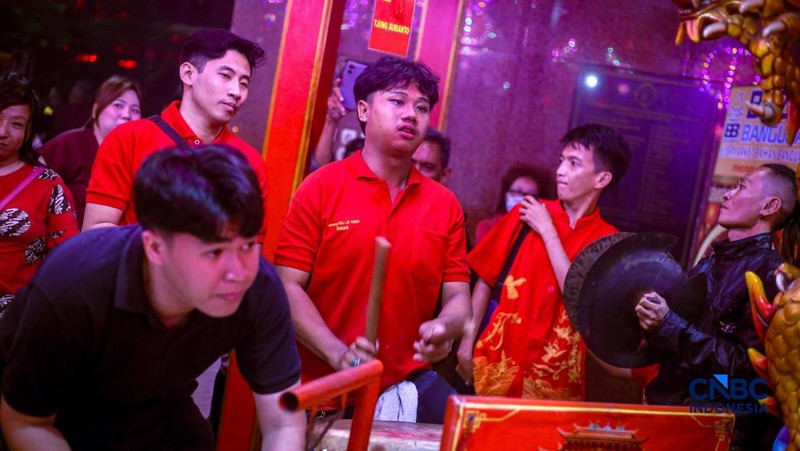 Warga keturunan Tionghoa melakukan prosesi sembahyang di Kelenteng Hok Lay Kiong, Kota Bekasi, Jawa Barat, Senin (16/2/2026), menjelang perayaan Tahun Baru Imlek. (CNBC Indonesia/Tias Budiarto)