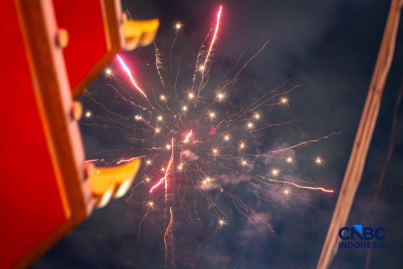 Warga keturunan Tionghoa melakukan prosesi sembahyang di Kelenteng Hok Lay Kiong, Kota Bekasi, Jawa Barat, Senin (16/2/2026), menjelang perayaan Tahun Baru Imlek. (CNBC Indonesia/Tias Budiarto)