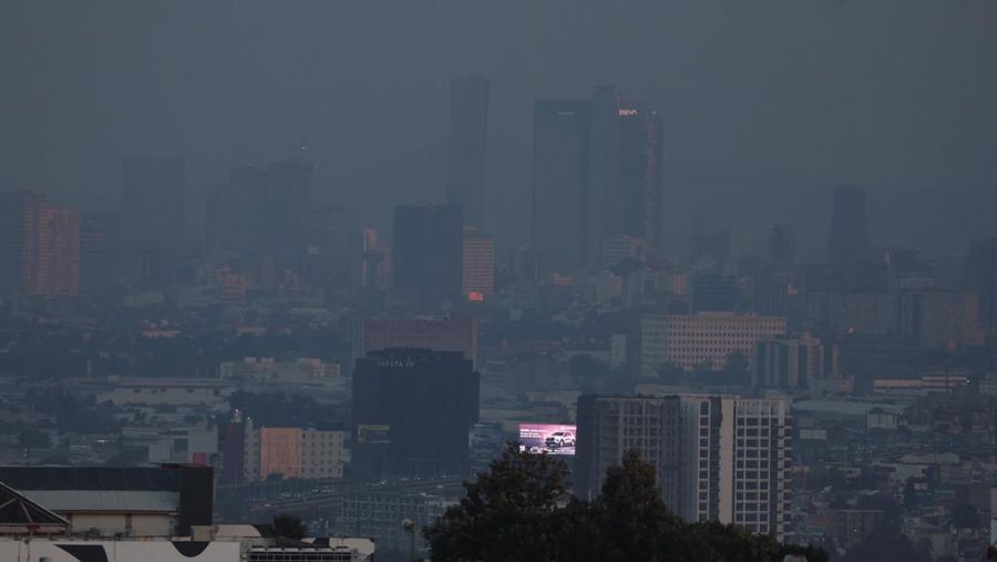 Bangunan dan rumah-rumah diselimuti kabut asap, saat pihak berwenang memerintahkan pembatasan lalu lintas karena polusi udara di Kota Meksiko, Meksiko, 17 Februari 2026. (REUTERS/Henry Romero)