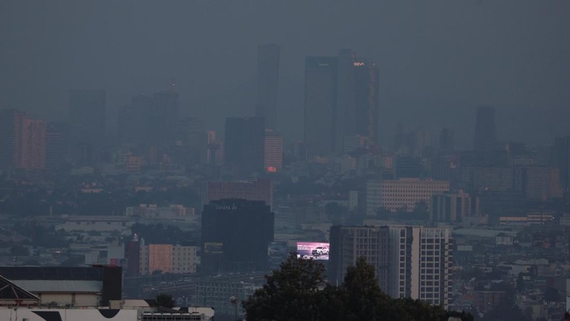 Bangunan dan rumah-rumah diselimuti kabut asap, saat pihak berwenang memerintahkan pembatasan lalu lintas karena polusi udara di Kota Meksiko, Meksiko, 17 Februari 2026. (REUTERS/Henry Romero)