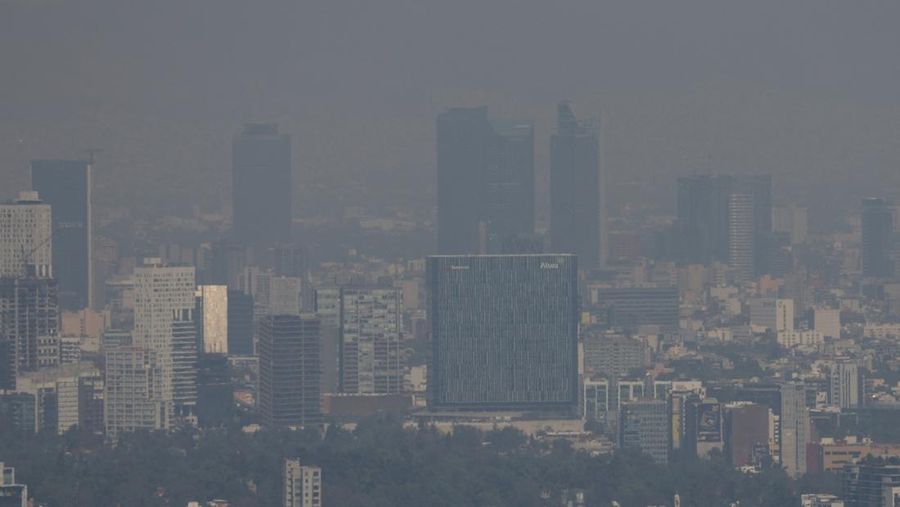 Bangunan dan rumah-rumah diselimuti kabut asap, saat pihak berwenang memerintahkan pembatasan lalu lintas karena polusi udara di Kota Meksiko, Meksiko, 17 Februari 2026. (REUTERS/Henry Romero)