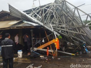 Lisus Robohkan Atap Parkiran di Kemudo Klaten, 3 Orang Terluka