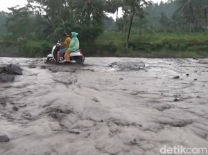 Banjir Lahar Gunung Semeru Meluap ke Atas Jembatan