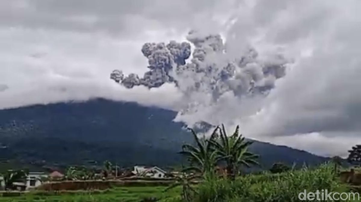 Gunung Marapi Sumbar Erupsi, Warga Diminta Waspada Hujan Abu — NadiKabar.com