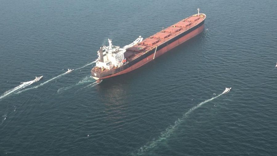 Iran menggelar latihan militer di Selat Hormuz sebagai unjuk kekuatan menjelang perundingan nuklir dengan Amerika Serikat di Jenewa, Swiss pada Selasa, 17 Februari 2026. (via REUTERS/IRGC via Wana News Agency)