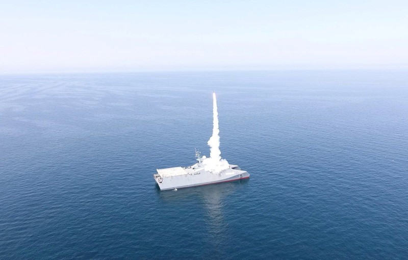 Iran menggelar latihan militer di Selat Hormuz sebagai unjuk kekuatan menjelang perundingan nuklir dengan Amerika Serikat di Jenewa, Swiss pada Selasa, 17 Februari 2026. (via REUTERS/IRGC via Wana News Agency)