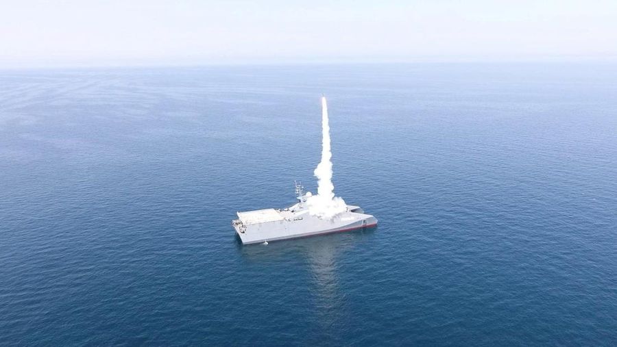 Iran menggelar latihan militer di Selat Hormuz sebagai unjuk kekuatan menjelang perundingan nuklir dengan Amerika Serikat di Jenewa, Swiss pada Selasa, 17 Februari 2026. (via REUTERS/IRGC via Wana News Agency)