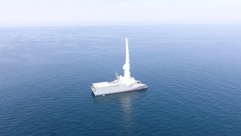 Iran menggelar latihan militer di Selat Hormuz sebagai unjuk kekuatan menjelang perundingan nuklir dengan Amerika Serikat di Jenewa, Swiss pada Selasa, 17 Februari 2026. (via REUTERS/IRGC via Wana News Agency)