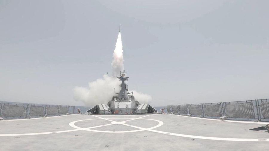 Iran menggelar latihan militer di Selat Hormuz sebagai unjuk kekuatan menjelang perundingan nuklir dengan Amerika Serikat di Jenewa, Swiss pada Selasa, 17 Februari 2026. (via REUTERS/IRGC via Wana News Agency)