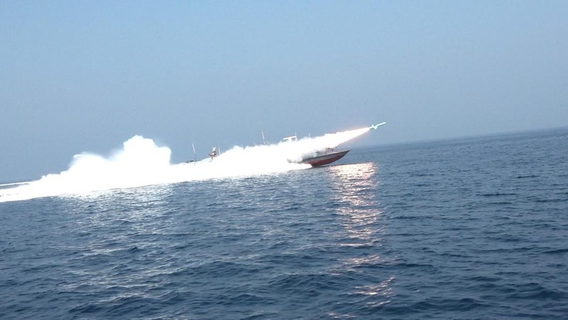 Iran menggelar latihan militer di Selat Hormuz sebagai unjuk kekuatan menjelang perundingan nuklir dengan Amerika Serikat di Jenewa, Swiss pada Selasa, 17 Februari 2026. (via REUTERS/IRGC via Wana News Agency)