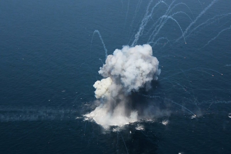 Iran menggelar latihan militer di Selat Hormuz sebagai unjuk kekuatan menjelang perundingan nuklir dengan Amerika Serikat di Jenewa, Swiss pada Selasa, 17 Februari 2026. (via REUTERS/IRGC via Wana News Agency)