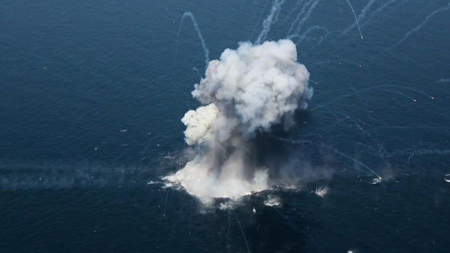 Iran menggelar latihan militer di Selat Hormuz sebagai unjuk kekuatan menjelang perundingan nuklir dengan Amerika Serikat di Jenewa, Swiss pada Selasa, 17 Februari 2026. (via REUTERS/IRGC via Wana News Agency)