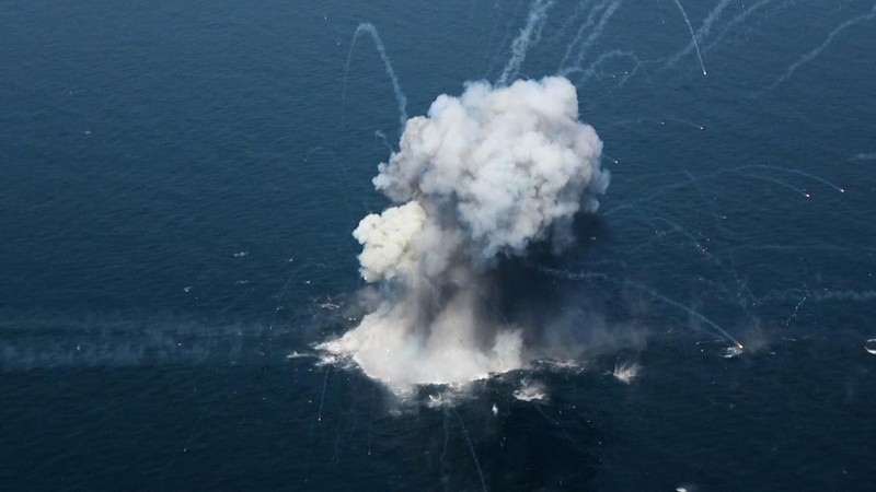 Iran menggelar latihan militer di Selat Hormuz sebagai unjuk kekuatan menjelang perundingan nuklir dengan Amerika Serikat di Jenewa, Swiss pada Selasa, 17 Februari 2026. (via REUTERS/IRGC via Wana News Agency)