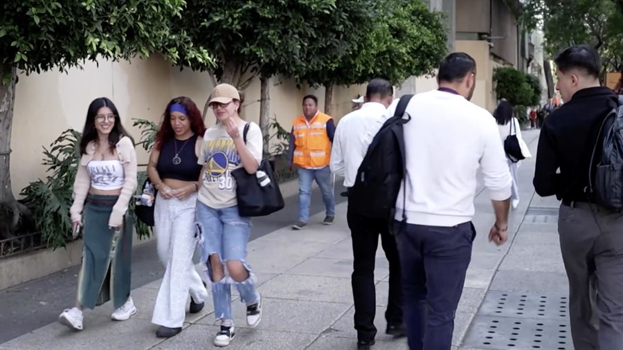 Bangunan dan rumah-rumah diselimuti kabut asap, saat pihak berwenang memerintahkan pembatasan lalu lintas karena polusi udara di Kota Meksiko, Meksiko, 17 Februari 2026. (REUTERS/Henry Romero)