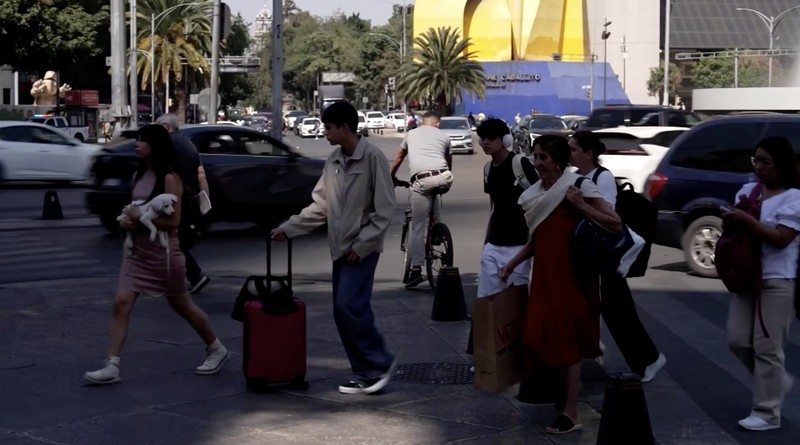 Bangunan dan rumah-rumah diselimuti kabut asap, saat pihak berwenang memerintahkan pembatasan lalu lintas karena polusi udara di Kota Meksiko, Meksiko, 17 Februari 2026. (REUTERS/Henry Romero)