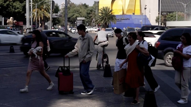 Bangunan dan rumah-rumah diselimuti kabut asap, saat pihak berwenang memerintahkan pembatasan lalu lintas karena polusi udara di Kota Meksiko, Meksiko, 17 Februari 2026. (REUTERS/Henry Romero)