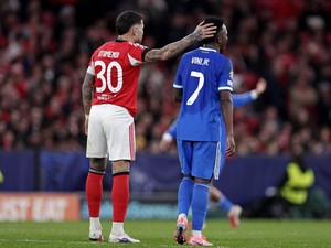 Sneijder Kecam Otamendi, Bawa-bawa Messi