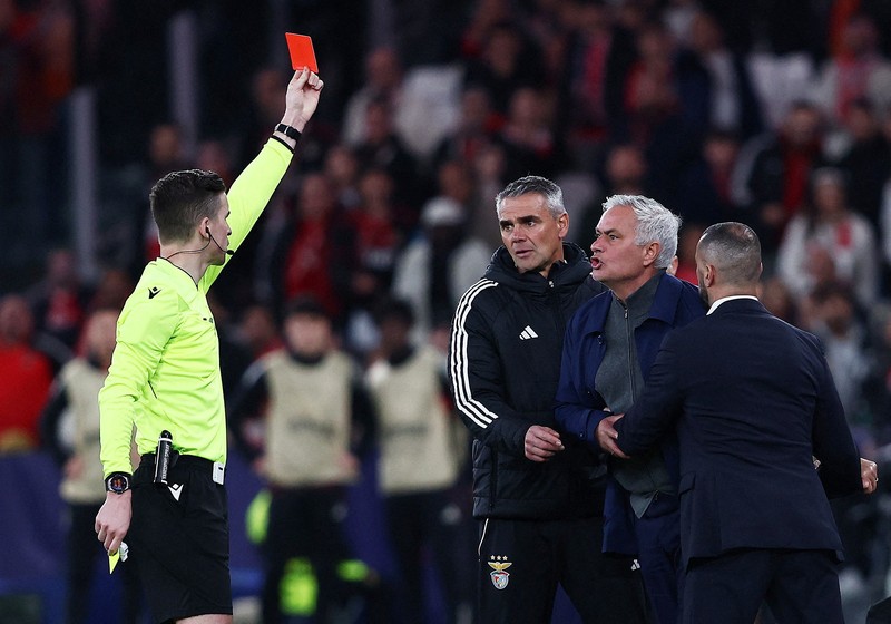Situasi memanas dengan sangat cepat di Estadio da Luz selama leg pertama babak play-off Liga Champions, Rabu (18/2/2026). Vinicius berlari langsung ke arah wasit Fran&ccedil;ois Letexier, wajahnya tegang. Dia mengatakan bahwa dia baru saja menjadi sasaran hinaan rasis dari Prestianni, khususnya kata