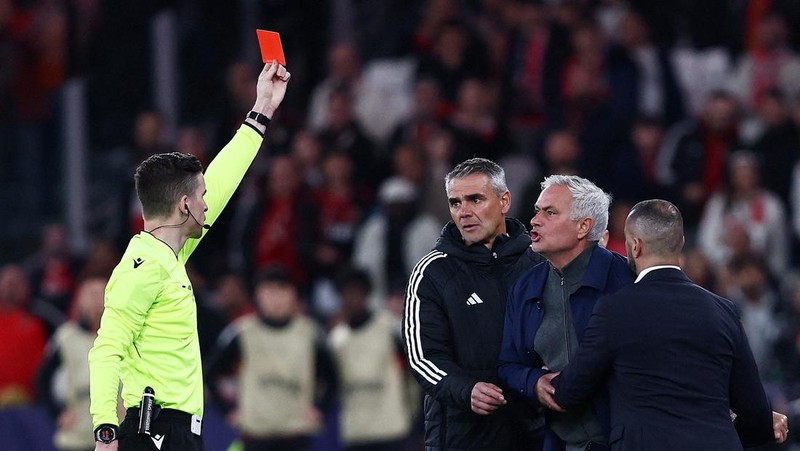 Situasi memanas dengan sangat cepat di Estadio da Luz selama leg pertama babak play-off Liga Champions, Rabu (18/2/2026). Vinicius berlari langsung ke arah wasit Fran&ccedil;ois Letexier, wajahnya tegang. Dia mengatakan bahwa dia baru saja menjadi sasaran hinaan rasis dari Prestianni, khususnya kata 